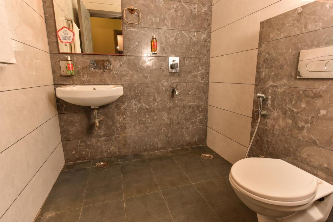 Hotel Red Saffron New Delhi Buitenkant foto