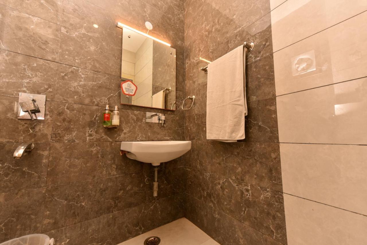 Hotel Red Saffron New Delhi Buitenkant foto
