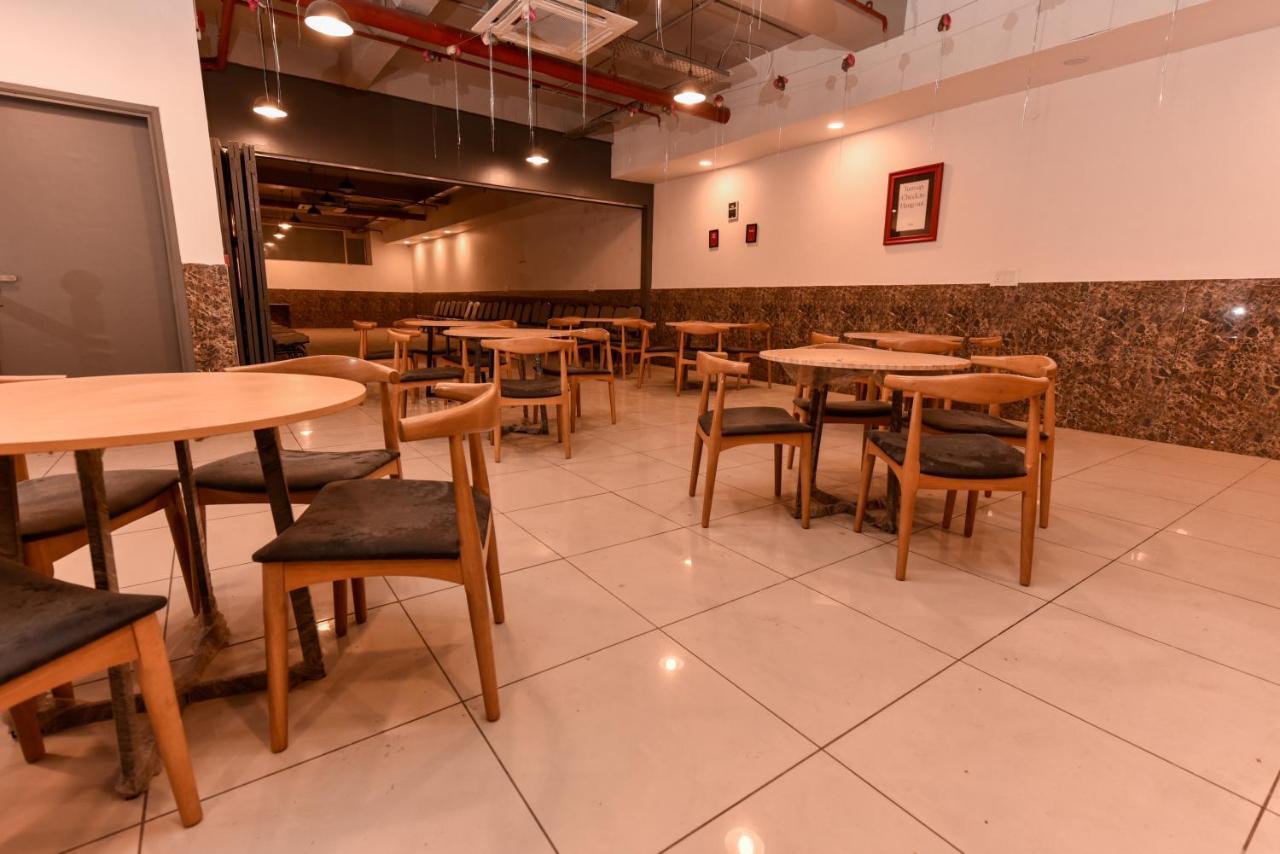 Hotel Red Saffron New Delhi Buitenkant foto