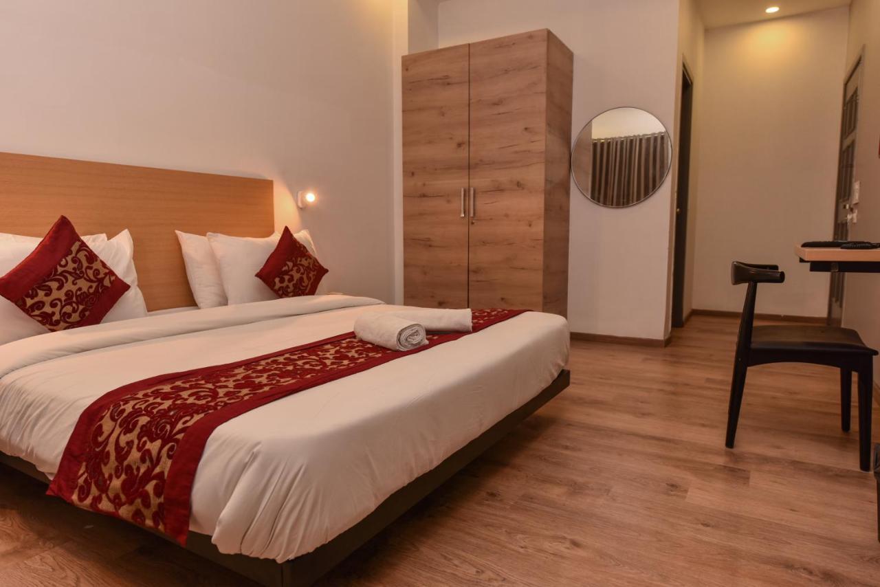Hotel Red Saffron New Delhi Buitenkant foto